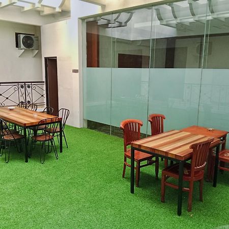 Andita Syariah Hotel スラバヤ エクステリア 写真