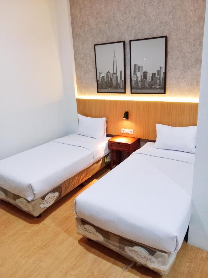 Andita Syariah Hotel スラバヤ エクステリア 写真