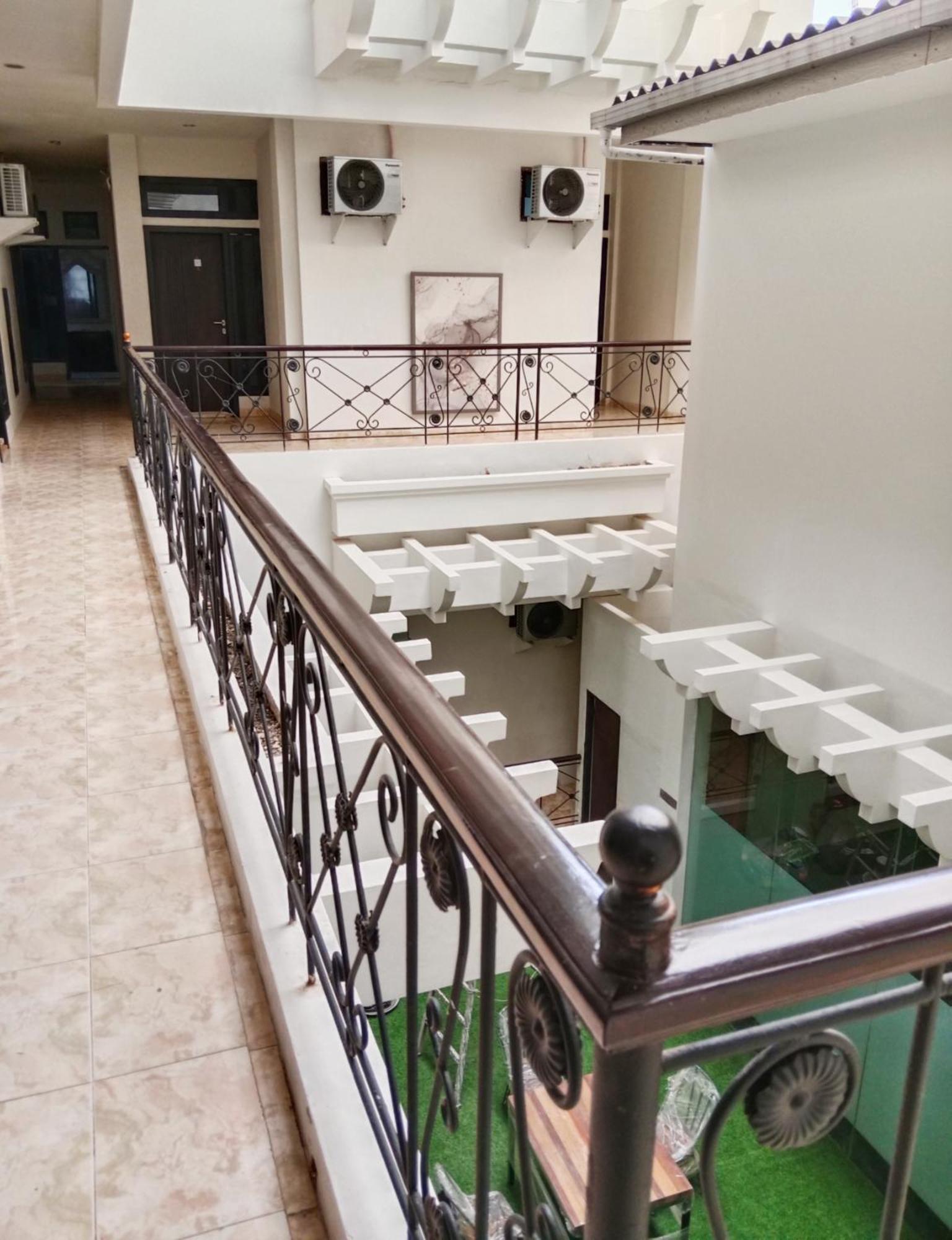 Andita Syariah Hotel スラバヤ エクステリア 写真