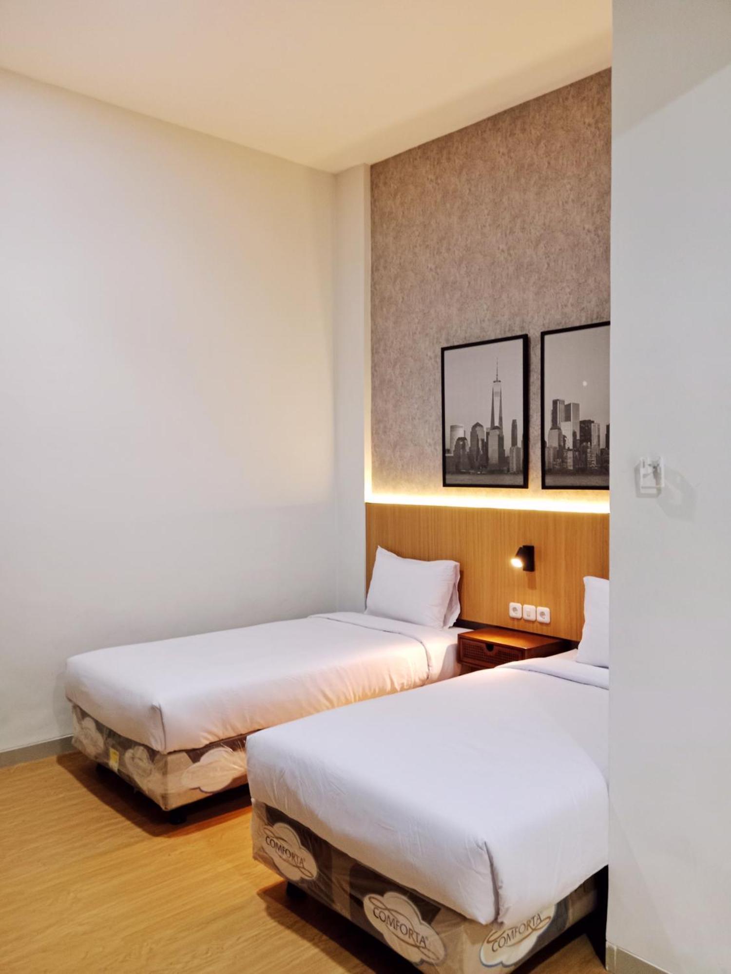Andita Syariah Hotel スラバヤ エクステリア 写真