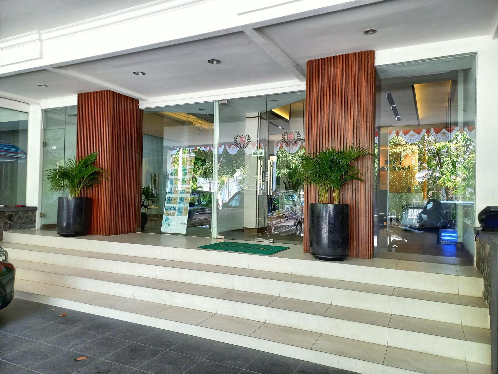 Andita Syariah Hotel スラバヤ エクステリア 写真