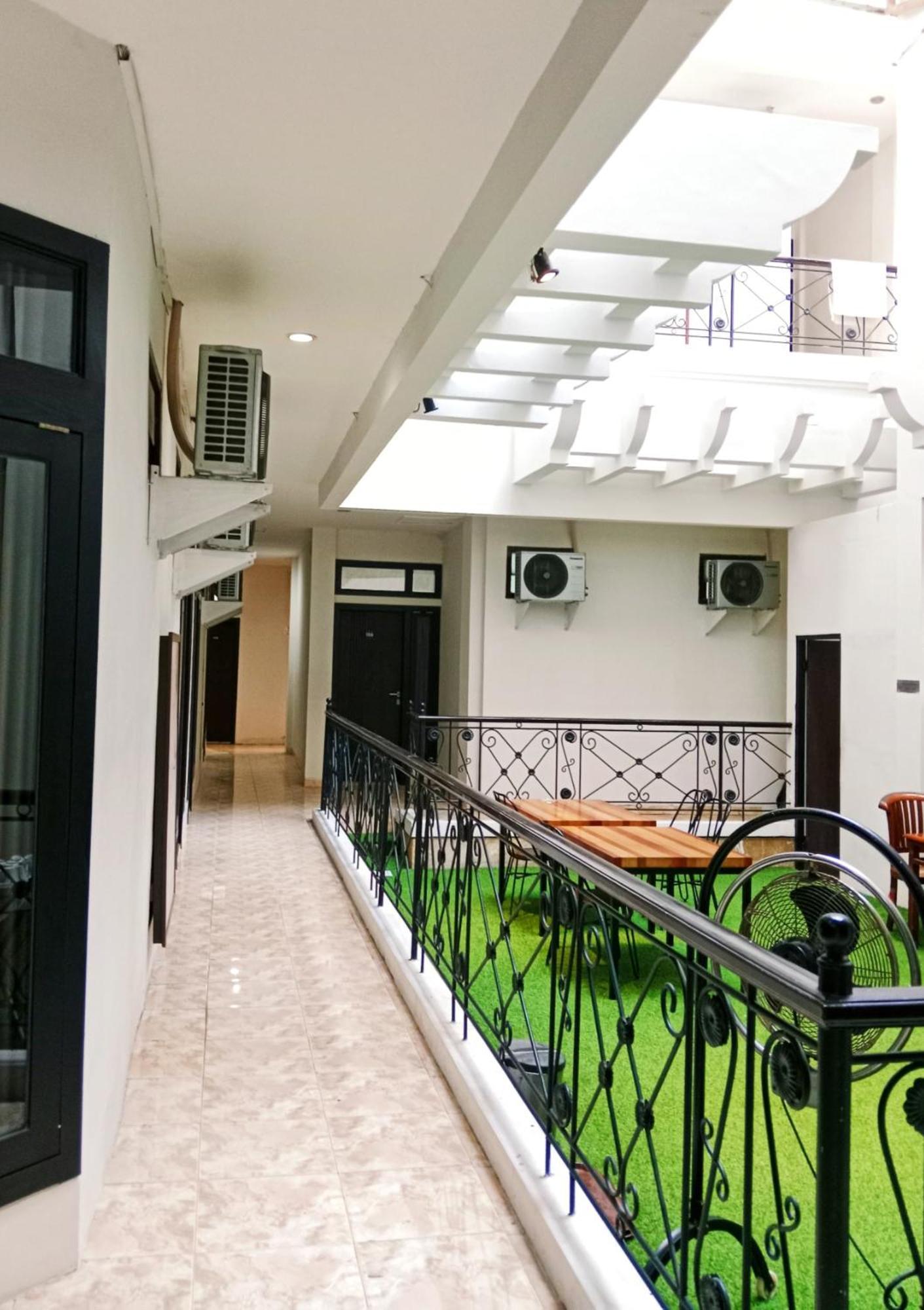 Andita Syariah Hotel スラバヤ エクステリア 写真
